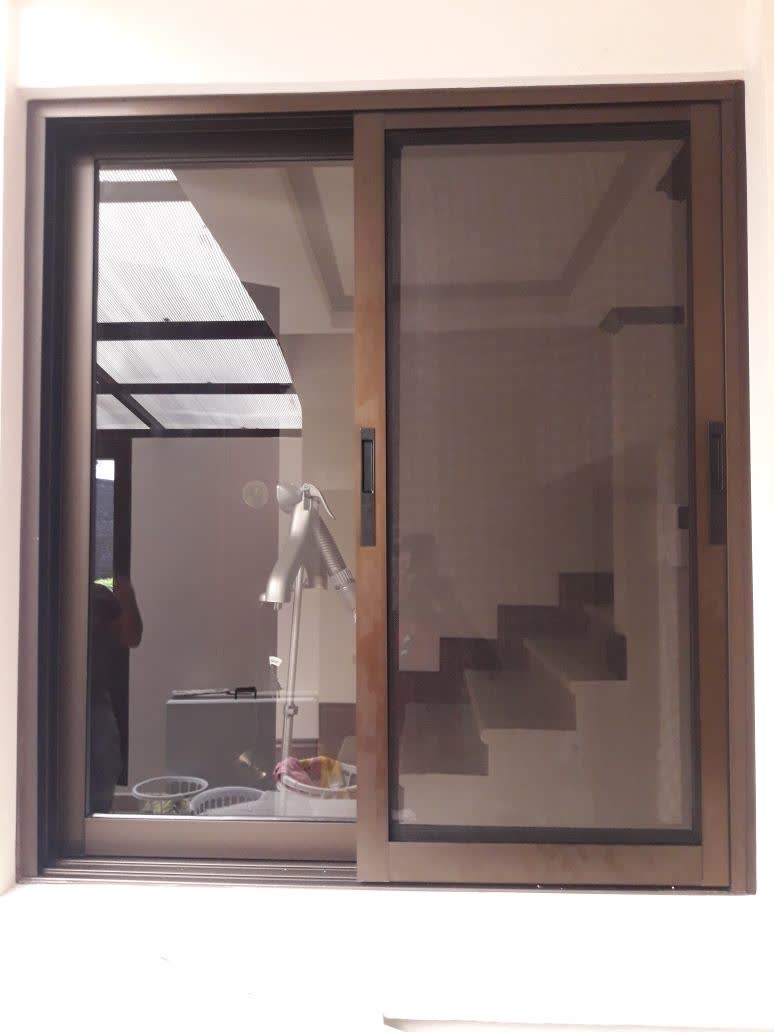 Ventana corrediza con cedazo