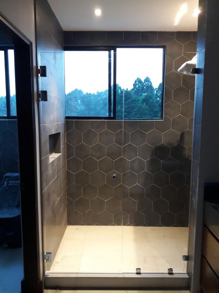 Ducha con puerta de vidrio templado