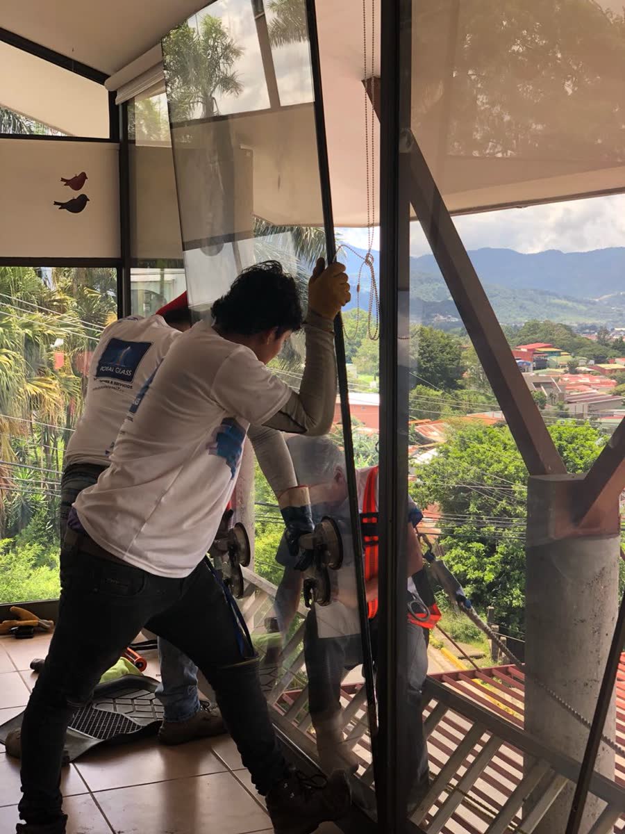 Técnico instalando un vidrio